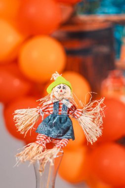 Oyuncak şeklinde oyuncağı olan, oyuncak şeklinde bir çocuk. Ellerinde bir oyuncak bebek var. konsept