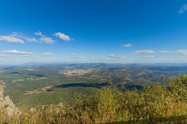 Tepenin tepesinden dağlara bak..