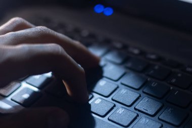 Ofiste çalışan adam.