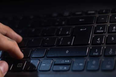 Klavyedeki bir hacker 'ın yakın plan fotoğrafı.