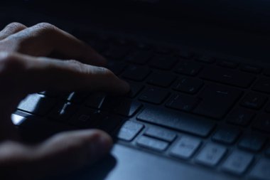 Kapat. Bilgisayar kullanan bir adam..