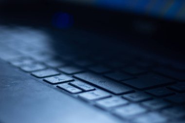 Siyah arka planı olan bir dizüstü bilgisayar