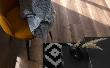 Modern yemek sandalyesinin ve ev aksesuarlarının fotokopi alanı ile üst görünümü