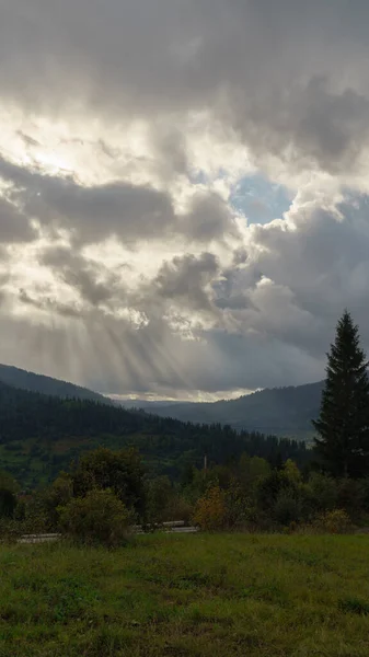 ウクライナのカルパティア山脈の雲からの太陽の光 — ストック写真