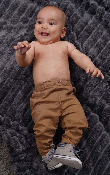 바지를 귀여운 아기의 — 스톡 사진