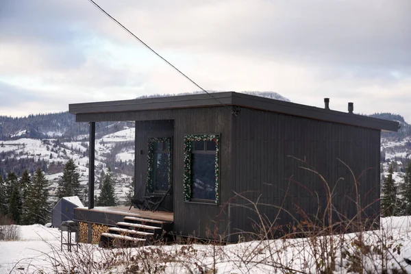Cabaña Diminuta Negra Madera Decorada Para Vacaciones Montañas Nevadas Ucrania —  Fotos de Stock