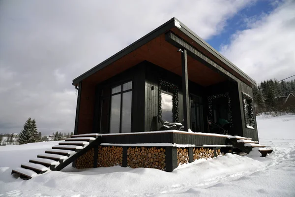 Moderna Cabaña Diminuta Negra Clima Nevado — Foto de Stock