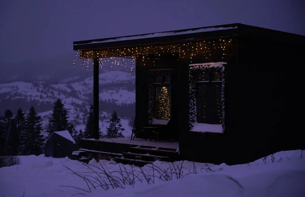 Tiro Noche Casa Negra Decorada Las Montañas Nevadas —  Fotos de Stock
