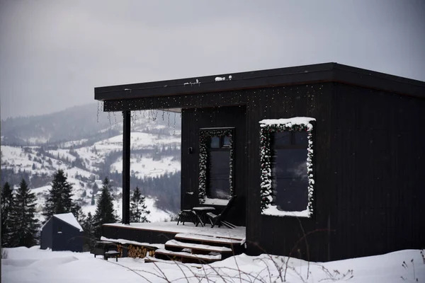 Decorado Moderna Pequena Casa Campo Montanhas Nevadas — Fotografia de Stock