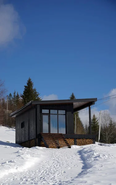 Vista Frontal Moderna Cabaña Madera Las Montañas Nevadas — Foto de Stock