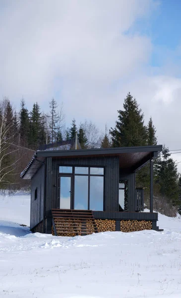 Вид Спереди Современный Черный Деревянный Домик Панорамными Окнами Снежную Погоду — стоковое фото