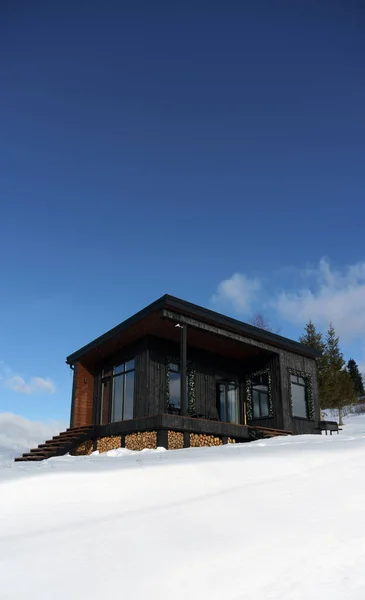 Черный Современный Крошечный Домик Снежную Погоду Голубым Небом — стоковое фото