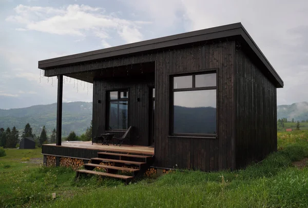 Außenseite Einer Modernen Schwarzen Hütte Mit Bergblick Der Ukraine Stockbild