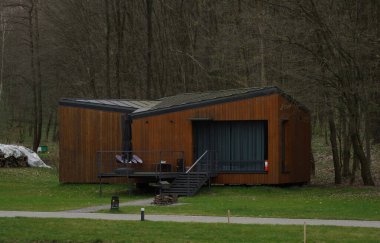 Ormandaki ahşap dağ evinin dışında fotokopi alanı var.