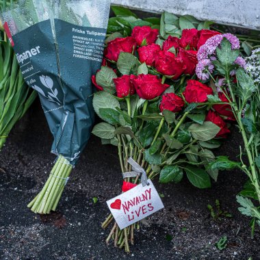 Kopenhag, 21 Şubat 2024 Aleksej Navalnyj 'in anısına Rus Büyükelçiliği önünde çiçek.