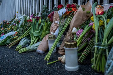 Kopenhag, 21 Şubat 2024 Aleksej Navalnyj 'in anısına Rus Büyükelçiliği önünde çiçek.