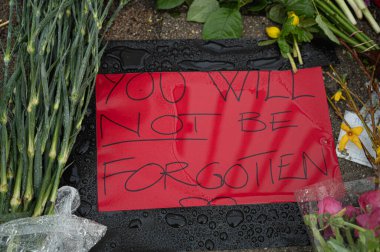 Kopenhag, 21 Şubat 2024 Aleksej Navalnyj 'in anısına Rus Büyükelçiliği önünde çiçek.