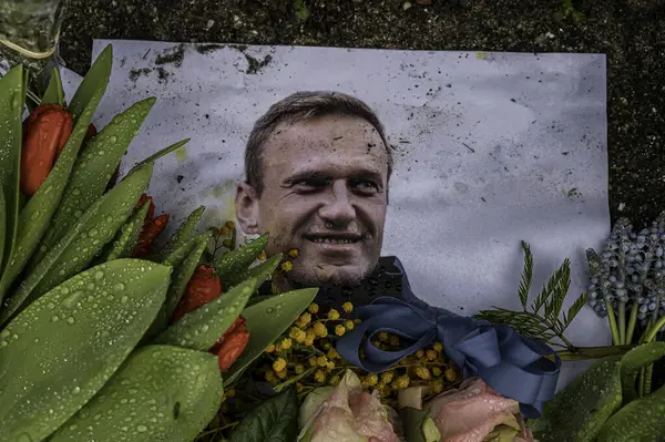 2024年2月21日 哥本哈根 俄罗斯大使馆前的花朵 纪念亚历山大 纳瓦尔尼耶 图库照片