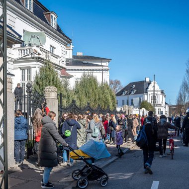 Kopenhag, Danimarka, 17 Mart 2024. Putin 'e karşı öğlen. 2024 Rusya Büyükelçiliği başkanlık seçimleri için mavi ve sarı bir bebek arabasıyla