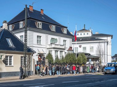 Kopenhag, Danimarka, 17 Mart 2024. Putin 'e karşı öğlen. İnsanlar, Rusya Büyükelçiliği 'nin önünde cumhurbaşkanlığı seçimlerinde oy kullanmak için kuyruğa girdiler.