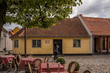 Odense, Danimarka 'daki H. C. Andersens Evi' nde fotoğraf çeken turist, 19 Nisan 2024