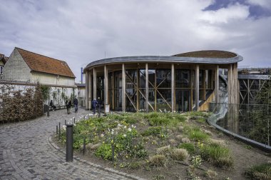 İnsanlar gelecekteki H C Andersen Müzesi 'ne yürüyorlar. Odense, Danimarka, 19 Nisan 2024