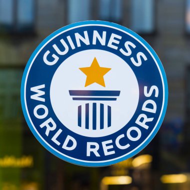 Guinness dünya rekorları işareti, bir pencere, Kopenhag, Danimarka, 21 Eylül 2107 yansımalar