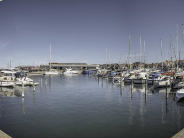 Hundested Marina Vith 'teki panoramik manzara yelkenli tekneler ve arka planda Knud restoranı, Danimarka, 21 Temmuz 2024