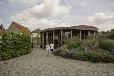 Hans Christian Andersen Evi ve genç bir çift 3 Ağustos 2024 'te Odense, Danimarka' ya giriş yolundalar.