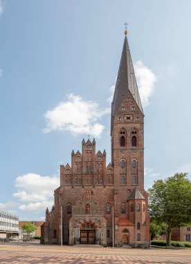 Odense St. Albans Kilisesi, 3 Ağustos 2024 'te uzun gotik çan kulesiyle kırmızı tuğlalar içinde.