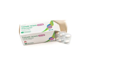 30 Ekim 2024 'te, beyaz bir arka planda izole edilmiş bir kutu Tramadol, Danimarka' da uyuşturucu olarak kullanılabilir.
