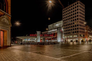 Kopenhag 'daki Norreport istasyonu 12 Aralık 2024' te asfaltta yansıtıcı neon tabelalar ile