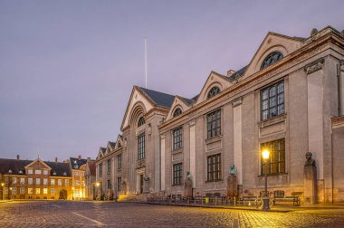 Gece Kopenhag Üniversitesi Ana Binası, Frue Plads, Danimarka, 12 Aralık 2024