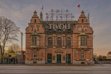 Akşam vakti Tivoli Kapısı yumuşak ışık, Kopenhag, 12 Aralık 2024
