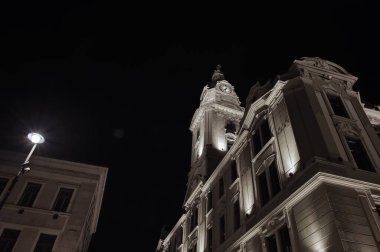 Ulusal Pecs Tiyatrosu, 13 Mart 2025 'te siyah gökyüzü, Pecs, Macaristan' a karşı yumuşak bir ışıkla aydınlatıldı.