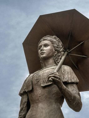 Habsburg İmparatoriçesi Elizabeth 'in bronz heykeli, Sisi, mavi gökyüzüne karşı ve Madach, Budapeşte, Macaristan' da bir şemsiye tutuyor, 13 Mart 2025