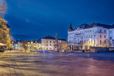 Ulusal Pecs Tiyatrosu Alacakaranlık Saati, mavi gökyüzü, Macaristan, 12 Mart 2025