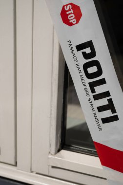 Pencerede Danimarka tabelası var. Polisi durdurun. Geçiş cezai yükümlülüğe yol açabilir, Danimarka, 24 Nisan 2025