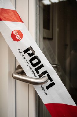 Cam kapıdaki Danimarka tabelası. Polisi durdurun. Geçiş cezai yükümlülüğe yol açabilir, Danimarka, 24 Nisan 2025