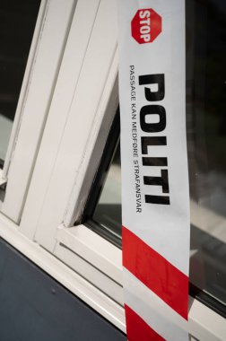 Pencereye imza atın. Polisi durdurun. Geçiş cezai yükümlülüğe yol açabilir, Danimarka, 24 Nisan 2025