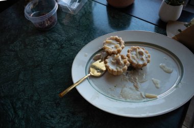 Danimarka 'da, 24 Nisan 2025' te altın çatallı beyaz bir tabakta arta kalan turtalar.