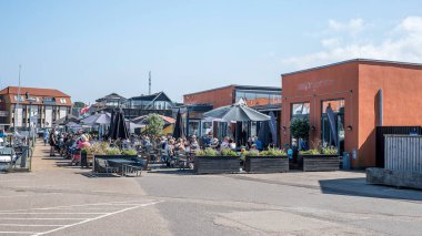 Halsnaes Bryghus 'un dışında oturan insanlar, 16 Ağustos 2025' te Danimarka 'nın Hundested kentindeki deniz ürünleri reatüantı.