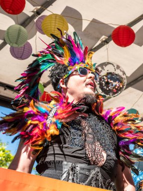 Kopenhag Gururu ve tüylü insan 16 Ağustos 2025 'te Danimarka' da bir kamyona biniyor.