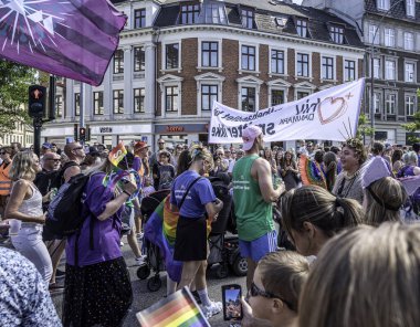 Kopenhag Gururu 16 Ağustos 2025 Mutlu insanlar bir işaretle toplanıp yürüyorlar