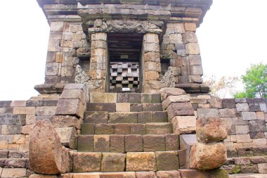 30 Mayıs 2024 'te Malang City, Endonezya' daki Badut tapınağı şeklinde antik bir bina inşa edildi.