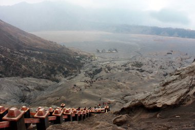 Bromo Dağı 'ndaki Luhur Poten Tapınağı' nın panoraması Probolinggo Endonezya 'da kum denizi ile çevrili.