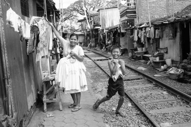 Malang Endonezya 'da tren raylarının kenarındaki şehirliler