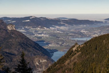 Kış mevsiminde Avusturya 'nın Salzkammergut kentindeki Schafberg Dağı' nın zirvesinden manzara