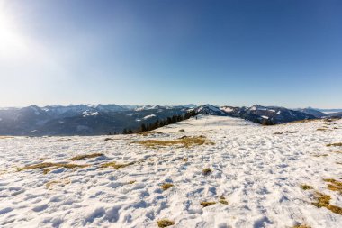 Kış mevsiminde Avusturya 'nın Salzkammergut kentindeki Schafberg Dağı' nın zirvesinden manzara