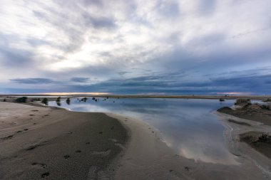Güzel sahil kenarı ve kumullar Pimanson sahilinde kamp, Fransa, ilkbahar başında gün batımında